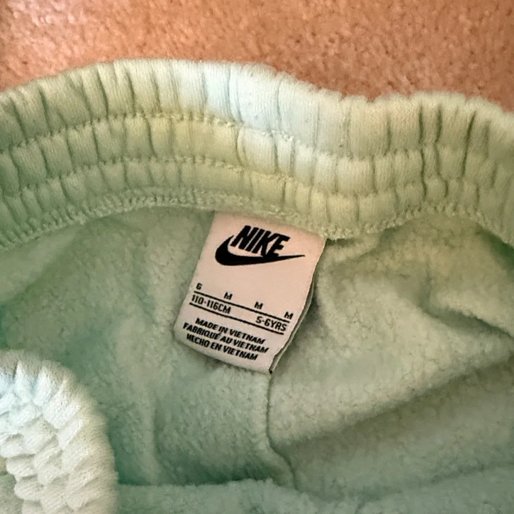 Nike Pastel Green sweatsuit with white Logo - Picture 8 of 8